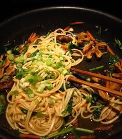 朋友|炒面时别直接下锅,多做一个步骤,面条不粘更有嚼劲,一盆不够吃