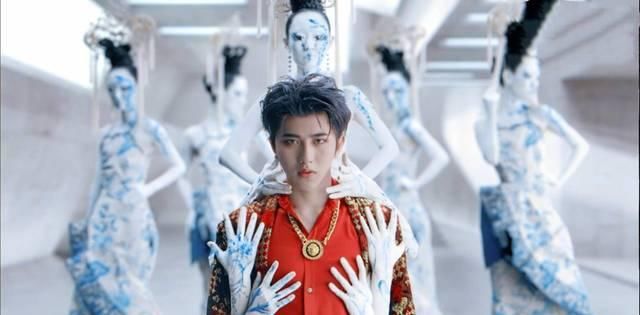  清爽|蔡徐坤升级做导师，7000块女款衬衫清爽帅气，踩黑皮鞋终于变成熟