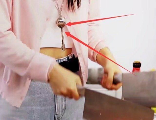  做饭|真是“活久见”，赵丽颖把勺子当项链，这品味真是头一回见