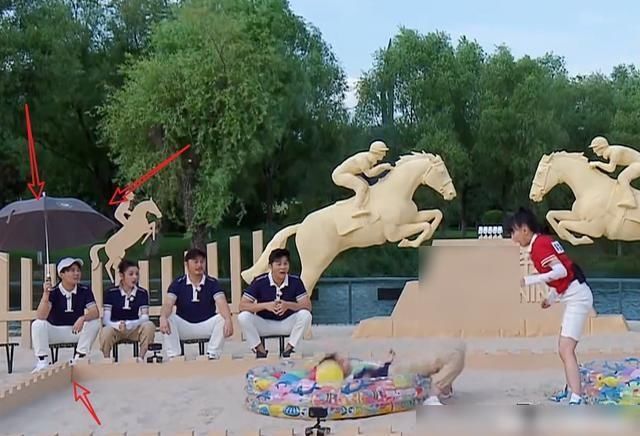  撑起|跑男团成员都规矩坐着，唯有郭麒麟撑起了伞，不愧是“大小姐”