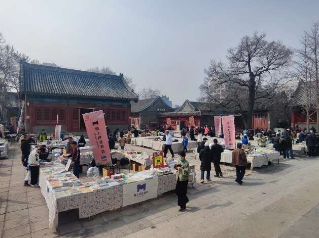 全民“晒”书遇“新知”，200余个古旧书展位亮相北京报国寺