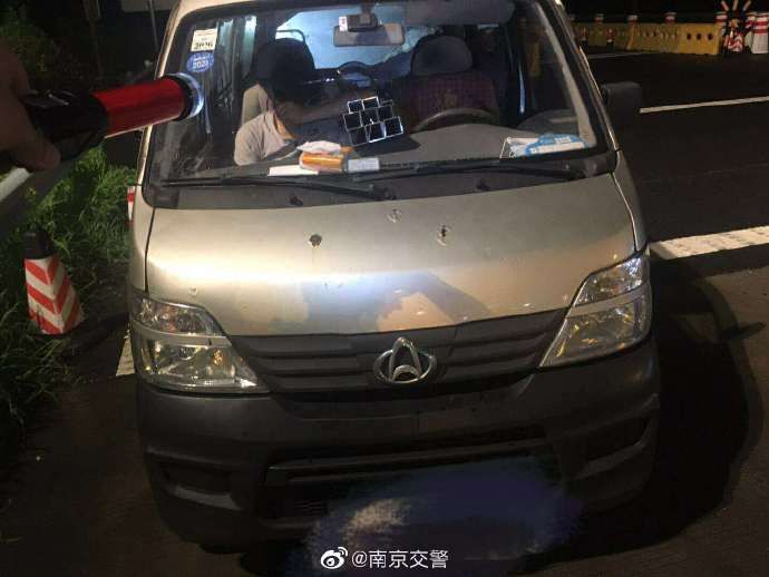  前挡|危险！面包车违规载超长货物 前挡玻璃被顶碎