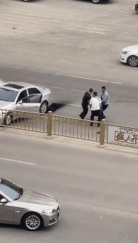  真帅|灯火 | 三位好汉，你们救人的样子真帅！