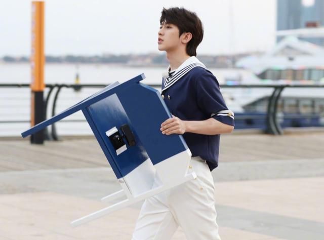  麒麟|跑男水手服海报，蔡徐坤帅气郭麒麟可爱，我却被两位元气少女吸引