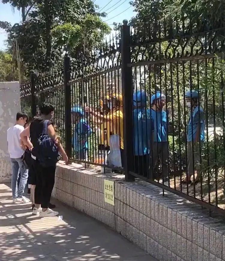 这届|封闭式管理下的大学生！?这届的大学生真是太惨了…