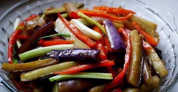  色泽|大厨来告诉你家常下饭菜炒茄子，色泽发亮，软滑入味