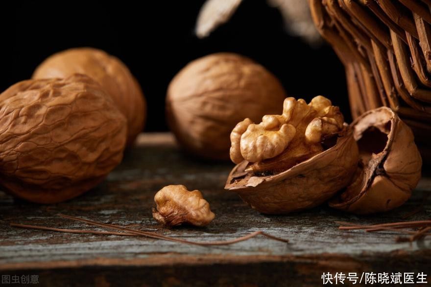 核桃是血管天然清道夫(核桃是“天然防栓药”？不止核桃，这5种食物跟着吃，血管更干净)