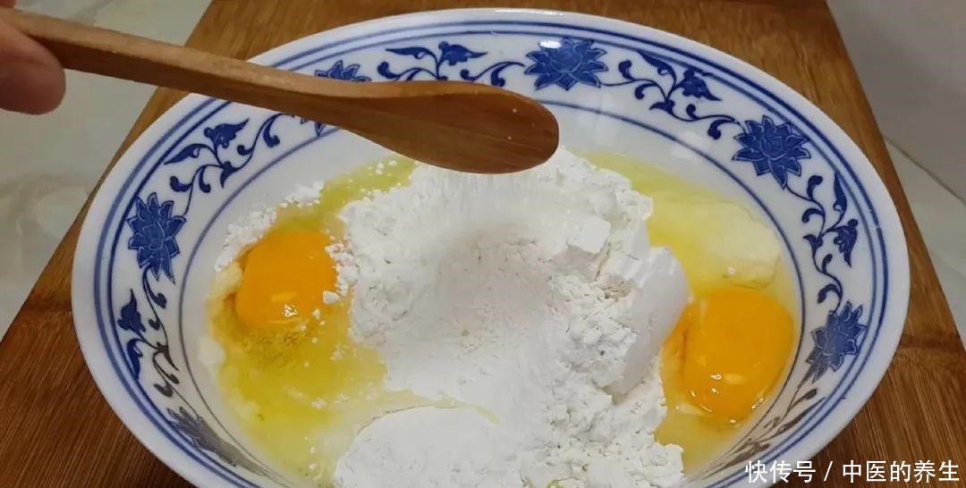  松软|烧饼这做法才简单，加2个鸡蛋，个个松软香甜，比鸡蛋饼面包好吃