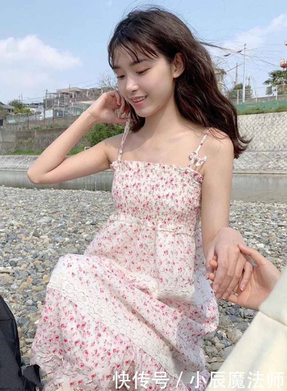  小姐姐|路人街拍，小姐姐优雅靓丽，穿黑色的修身背心，凸显好身材