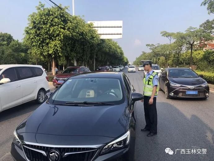 攻坚战|四城同创丨玉林交警全力以赴打好“创城”攻坚战