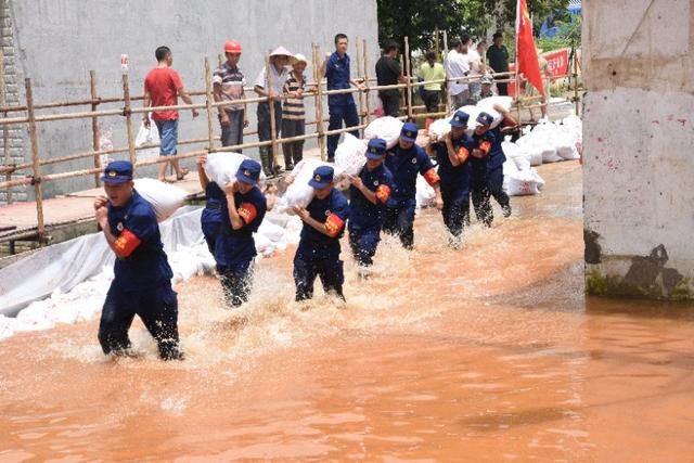 湖北|抗洪一线：江西群众点赞湖北消防