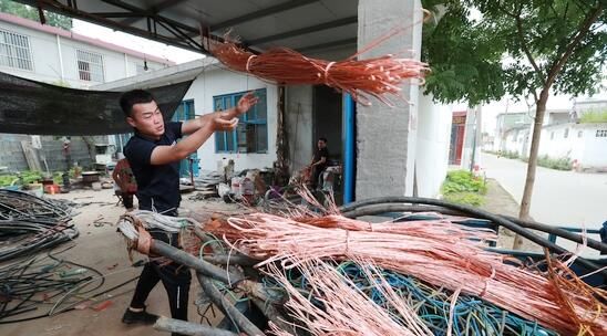  堪比|临沂公安持枪围捕偷电缆贼 现场堪比电影大片