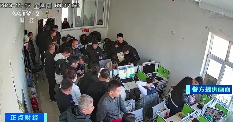 假扮|神秘门店大门紧闭,女子频繁出入!民警假扮求职者发现...