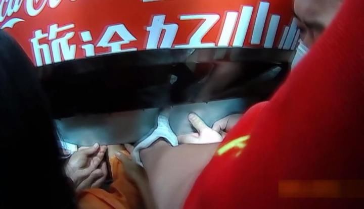  男童|3岁男童将手伸进自动售卖机内被卡