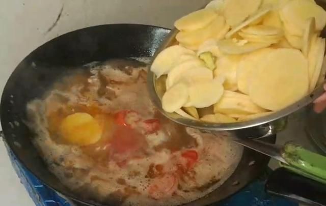 不剩|土豆这样煮味道鲜美,每次吃都不剩,这么一大锅都不够三个人吃