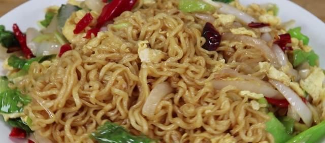 营养|家常小炒，鸡蛋炒方便面，鲜香适口，营养美味，小孩子最爱吃