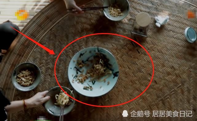  向往|《向往4》黄磊为老狼做葱油面！看清桌上剩菜后，网友：不装了！