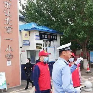 联合|减量控大 | 大庆交警联合志愿者开展文明交通劝导行动