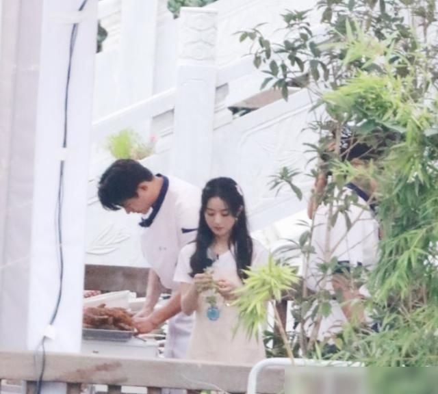  双手|同样为医护人员送餐，李浩菲双手奉上，看到杨超越姿势：没好感