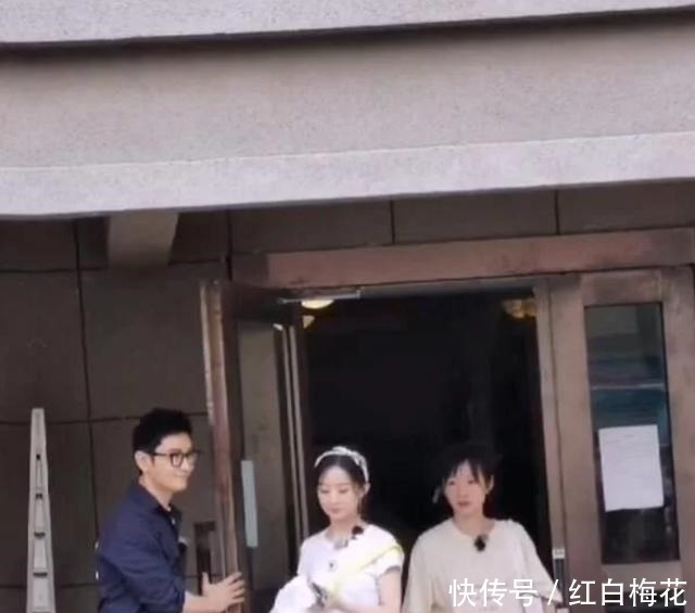 上船|《中餐厅》开拍,客人上船品尝菜肴,赵丽颖颜值惊艳