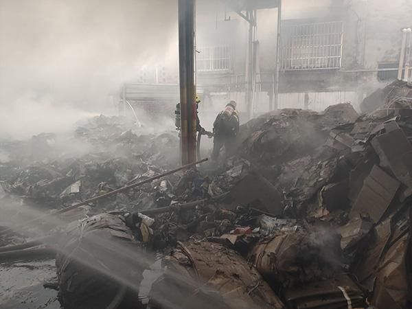  突发|四川宜宾一包装厂突发大火，消防人员紧急救援明火已被扑灭