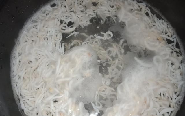  教你做|只花3分钟，教你做出营养好吃的青葱拌银鱼，口感独特又鲜美