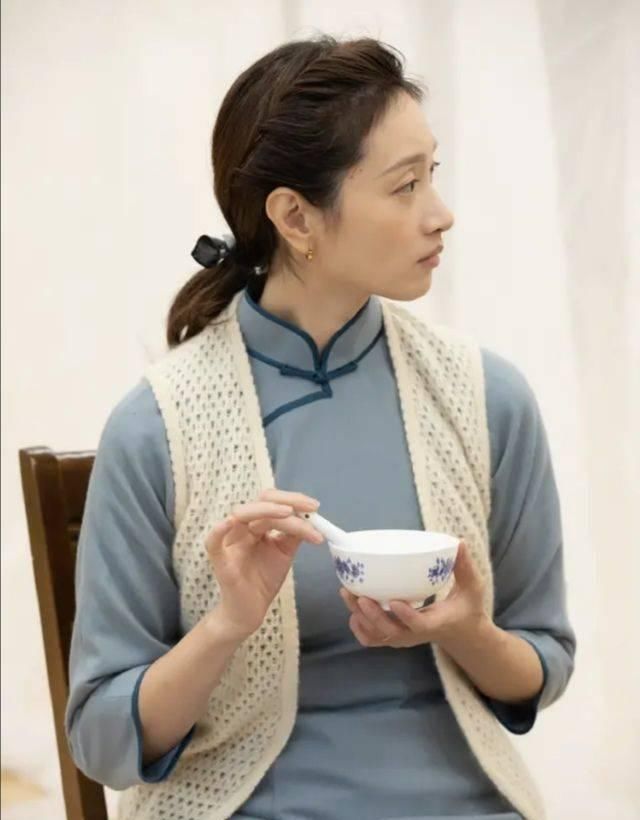 皮肤|沈佳妮晒照从不修图，真实皮肤是蜡黄色，却更有一种朴素的美！