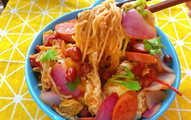  打开方式|我的早餐日记：西红柿鸡蛋炒面的正确打开方式，方便面可以更美味