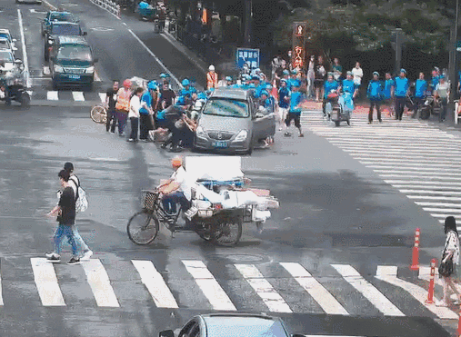  蓝精灵|11秒，1条命！多亏这群“蓝精灵”