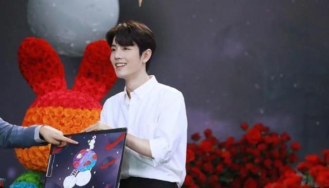  观看|肖战空降直播间，引近千万人观看，获赞3亿，战战正式复工