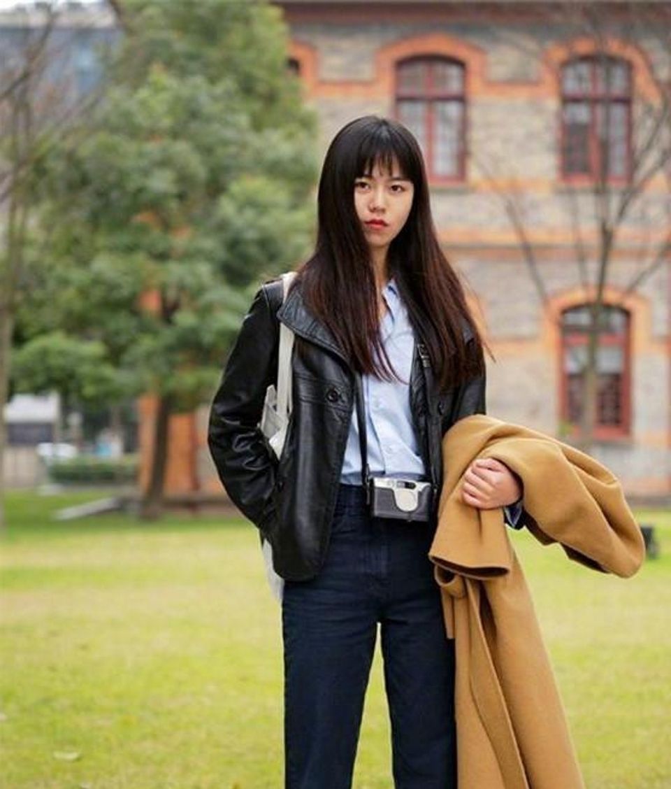  高跟鞋|街拍，泡泡袖设计的白色上衣搭配浅色牛仔裤，清清爽爽