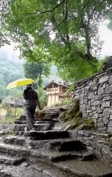  奶奶|那些从大城市消失的年轻人，躲进了深山拍抖音。