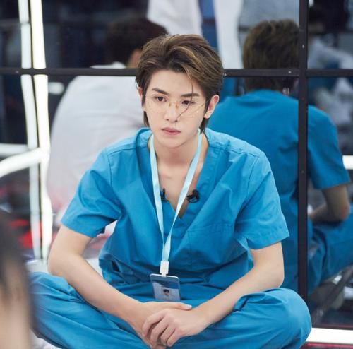  抹脏|黄明昊的脸被NPC抹脏，杨幂默默做的动作太暖心