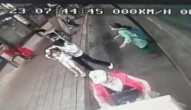 老人|老人带脚伤孩子乘车不便，公交女司机的一抱温暖了车厢