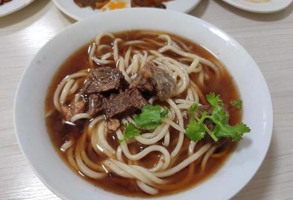 肉面馆|店里只卖这道面,老板很任性,每天只营业2到点,来晚了吃不上了