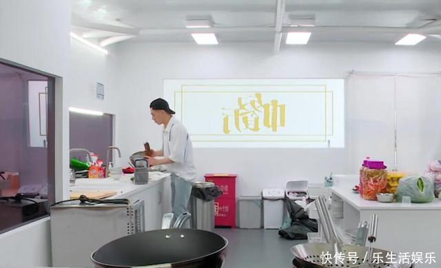 衣服|《中餐厅》赵丽颖房间乱被吐槽,冤吗?其实她可以学一下李浩菲