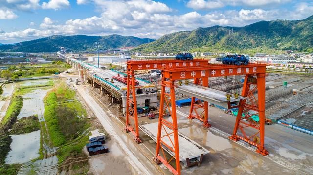 横梁|杭绍台铁路建设迎来重要节点：首片跨既有线钢横梁吊装成功