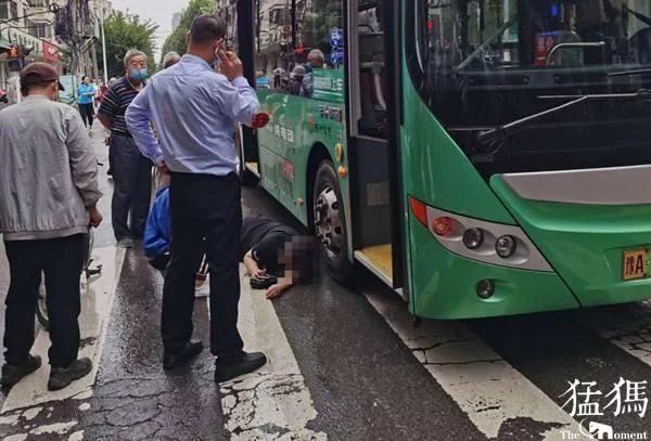  倒地|阴雨天“小电电”紧贴公交车轮倒地 头部与车轮仅差几毫米