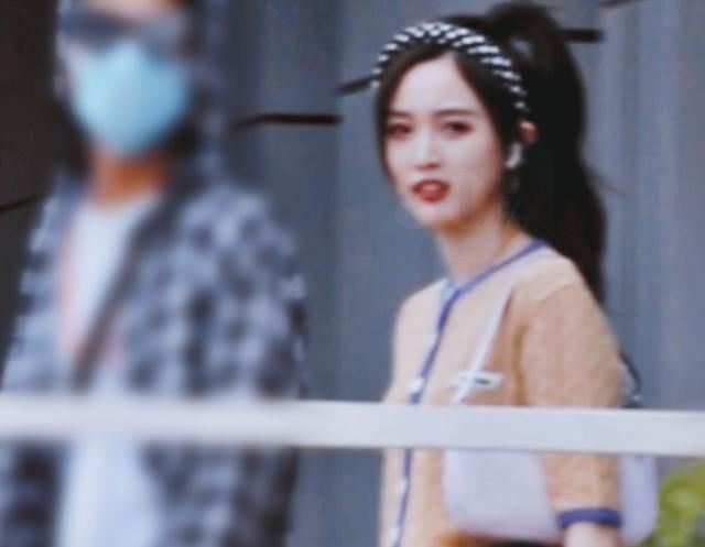  离不开|吴宣仪录综艺被抓拍，扎高马尾成元气少女，我的眼睛离不开她的腿