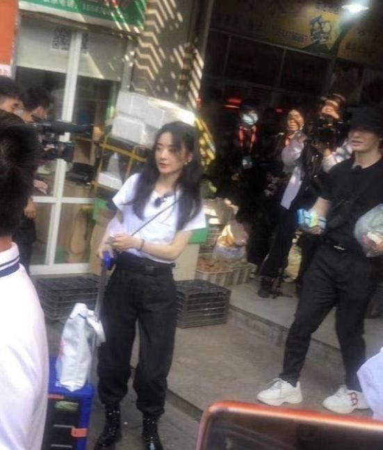  真实|赵丽颖买菜太投入，被菜摊摊主抓拍，无美颜滤镜暴露32岁真实状态！