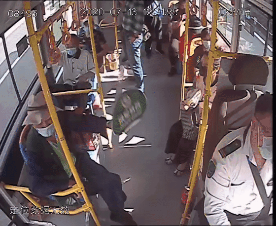 大爷|暖！济南一公交车上，大爷为驾驶员扇风！驾驶员回赠折扇