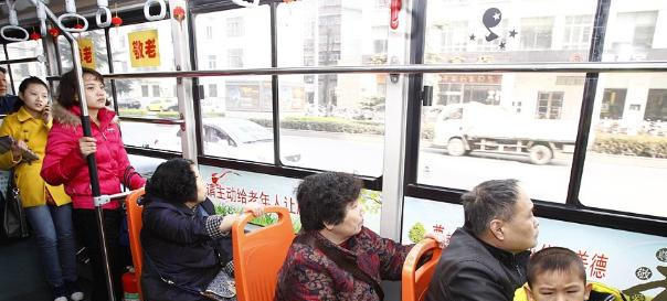 强制|4岁女孩被强制在公交车上让座，妈妈竟如此回怼，网友：这是亲妈