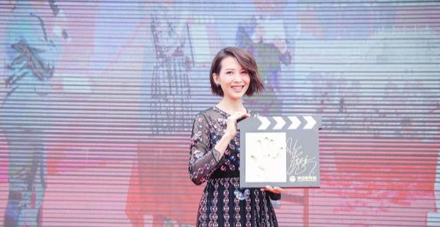 不见|蔡少芬气质真不赖,这么花哨的连衣裙也能驾驭,高级感一点不见少