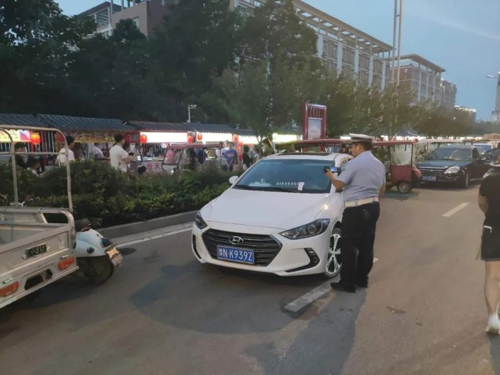 抓拍|1007 创建 | 人工巡控+抓拍!严查“夜市”周边违停车辆