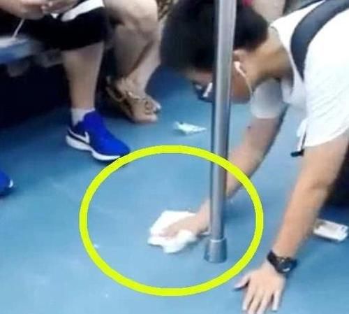 真的|两个小男孩坐车，看了他们举止，网友纷纷感叹：家教真的很重要