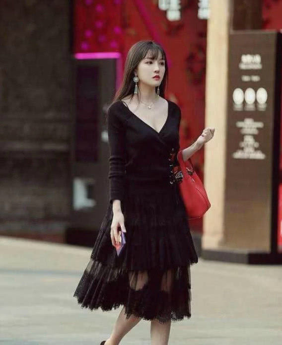 动人|街拍：美女长发披肩，清丽动人，十分吸睛