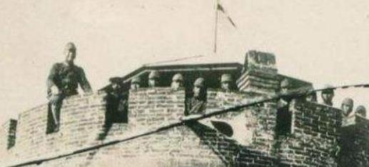 路过|鬼子躲在炮楼中,苏联兵久攻不下,中国老农路过说这还不简单