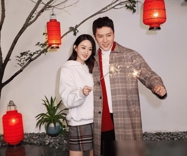  黄晓明|赵丽颖吃瓜时不经意嘟嘴，被镜头拍到后，害羞的看向黄晓明