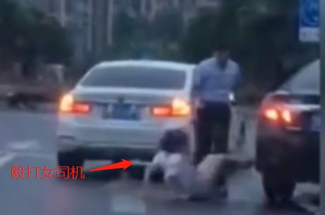  女司机|女司机恶意加塞，吉利车主暴躁砸车门，殴打女司机