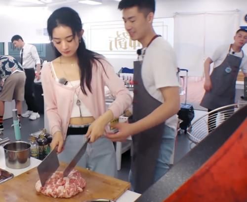  样子|以为赵丽颖不会做饭，看她拿两把刀剁肉馅的动作，才知小看她了